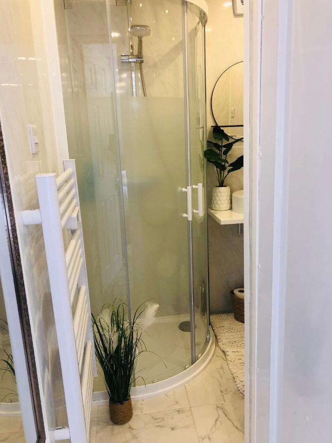 Meezee Pearl Double Bed Lodge With Free Parking 索尔福德 外观 照片