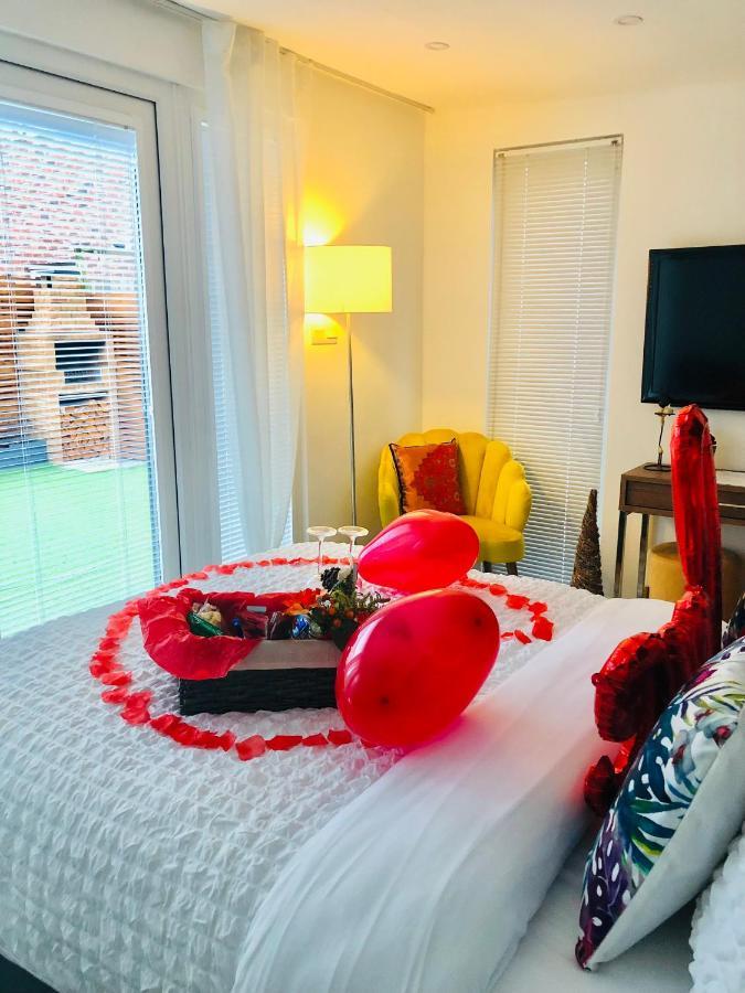 Meezee Pearl Double Bed Lodge With Free Parking 索尔福德 外观 照片